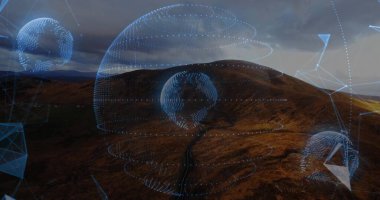 Bozkır Vadisi 'nin üzerinde süzülen merkezi noktalı dünya, halkaları ve şebeke hatlarını karayoluyla yansıtıyor. Geliştirilmiş, holografik, fütüristik, mavi, havadan, yukarıdan, bulutlu