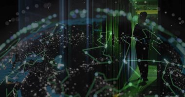 Tablet teknolojisini sunucu koridorunda raflı LED 'lerle karanlık giyimli tarama holografik küresi tutuyor, kopyalama alanı. Veri tabanı, ağ, görselleştirme, fütüristik, siluet, altyapı, analitik