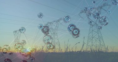 Gün batımında çimenli alanda parlayan mavi düğümleri gösteren elektrik hatları olan yüksek voltajlı kuleleri çerçevelemek. Sütunlar, şebeke, altyapı, ağ, alacakaranlık, çayır, üst üste