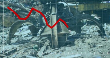 Hurdalıkta, mavi ızgara ve kırmızı çizgili, hurda ve lastiklerin arasında dinlenen kazı makineleri görülüyor. Endüstriyel, makineli, engebeli, paslı, doymamış, tozlu, metalik