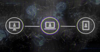 Soyut dijital ağda parlayan, masaüstü ve cep telefonunu bağlayan merkezi dizüstü bilgisayar düğümü gösteriliyor. Siber uzay, neon, triad, ızgara, devre, parlaklık, fütüristik