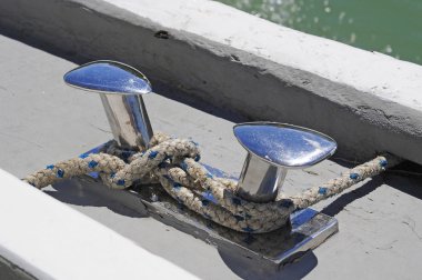 Bir tekne bağlama ipleri