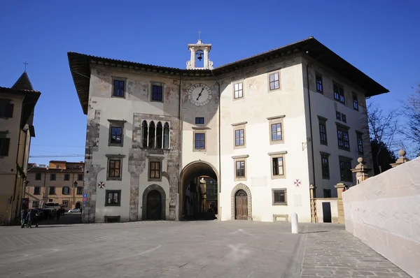Edifício antigo na praça da Scuola Normale di Pisa — Fotografia de Stock