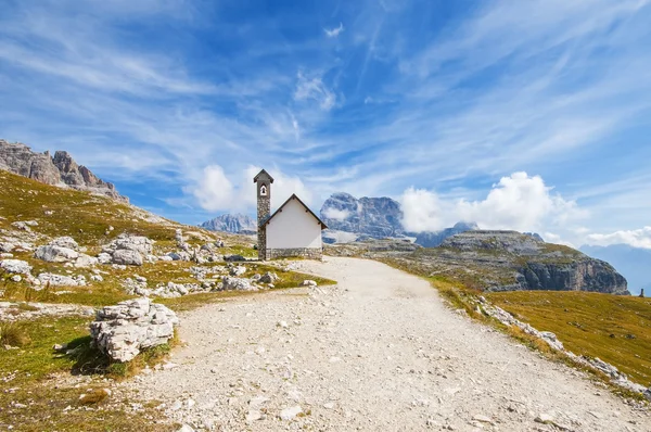 Pequena igreja em Dolomitas — Fotografia de Stock