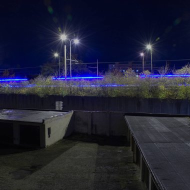 Chomutov, Çek Cumhuriyeti - 03 Kasım 2020: Kentin merkezinde gece - analog gürültü biçimlendirmesi