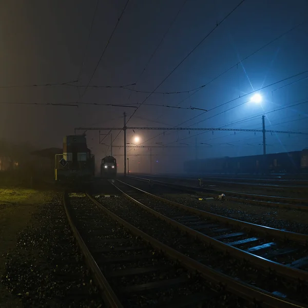 Chomutov Τσεχία Ιανουαρίου 2021 Ομιχλώδης Νύχτα Στο Σιδηροδρομικό Σταθμό — Φωτογραφία Αρχείου