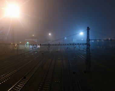 Chomutov, Çek Cumhuriyeti - 03 Ocak 2021: Tren istasyonunda sisli bir gece