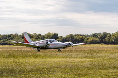 Kırmızı uçak kalkmak üzere.