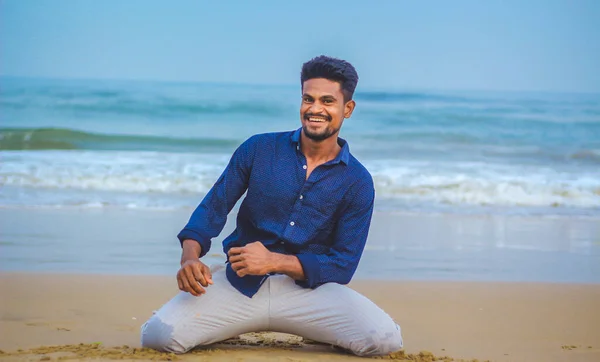 Indický Muži Model Pózování Úsměv Pláži Moře Pohled Pozadí Pohlední — Stock fotografie