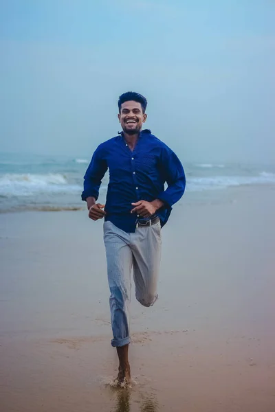 Indický Muž Model Běží Pláži Písek Pozadí Výhled Moře Pohlední — Stock fotografie