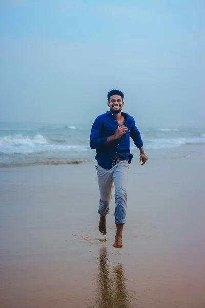 Los Hombres Indios Modelo Corriendo Arena Playa Fondo Vista Mar — Foto de Stock