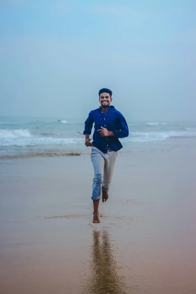 Indiska Män Modell Körs Stranden Sand Havsutsikt Bakgrund Snygga Och — Stockfoto