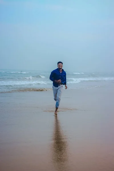 Indiano Homens Modelo Correndo Areia Praia Fundo Vista Mar Homens — Fotografia de Stock