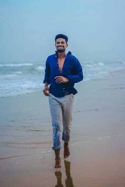 Indiano Homens Modelo Correndo Areia Praia Fundo Vista Mar Homens — Fotografia de Stock