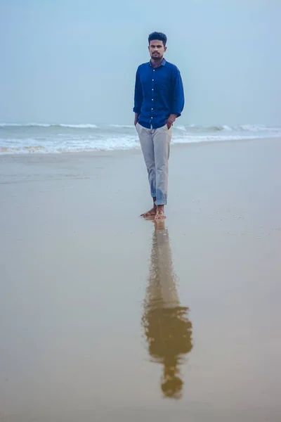 Reflejo Del Modelo Indio Los Hombres Fondo Playa Vista Mar — Foto de Stock