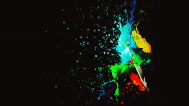 Многоцветная Радуга Перемешивающая Краску Падающую Кадры Красочные Краски Интерьера Концепция — стоковое видео