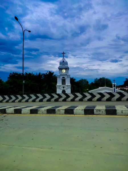 Biserica Indiană Ceas Clopot Fundalul Cerului Întunecat Seară — Fotografie, imagine de stoc