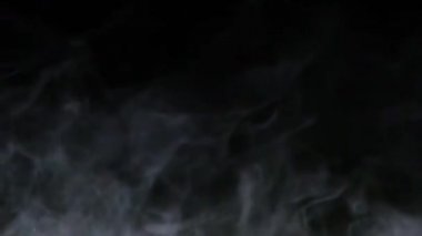 Smokey Arka plan 4K Animasyon Görüntüsü. Hafif Duman Ambiance Efekti Kara Arkaplanda İzole Edildi. Smoke Fog Loop Kaplama Hareketi Arkaplanı.