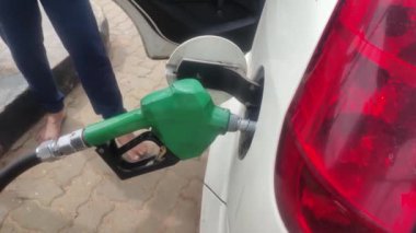 Benzin istasyonunda benzin dolduran bir adam. Benzini doldur ve benzin istasyonunda benzin doldur. Makineyi yakıtla doldurmak için yakıt al. Araba benzinle dolu. Benzin istasyonu pompası