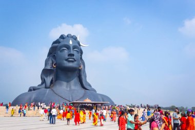 COIMBATORE, INDIA - 26 Aralık 2020: Adiyogi Shiva Heykeli - Isha Yoga 'daki Lord Shiva Heykeli' ni ziyaret ve dua edenler. Editoryal Stok Resimleri