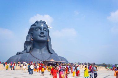 COIMBATORE, INDIA - 26 Aralık 2020: Adiyogi Shiva Heykeli - Isha Yoga 'daki Lord Shiva Heykeli' ni ziyaret ve dua edenler. Editoryal Stok Resimleri