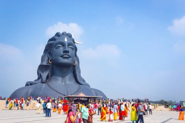 COIMBATORE, INDIA - 26 Aralık 2020: Adiyogi Shiva Heykeli - Isha Yoga 'daki Lord Shiva Heykeli' ni ziyaret ve dua edenler. Editoryal Stok Resimleri