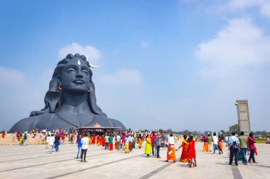 COIMBATORE, INDIA - 26 Aralık 2020: Adiyogi Shiva Heykeli - Isha Yoga 'daki Lord Shiva Heykeli' ni ziyaret ve dua edenler. Editoryal Stok Resimleri