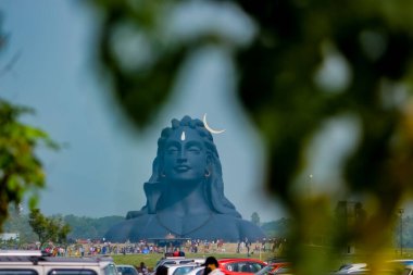 COIMBATORE, INDIA - 26 Aralık 2020: Adiyogi Shiva Heykeli - Isha Yoga 'daki Lord Shiva Heykeli' ni ziyaret ve dua edenler. Editoryal Stok Resimleri