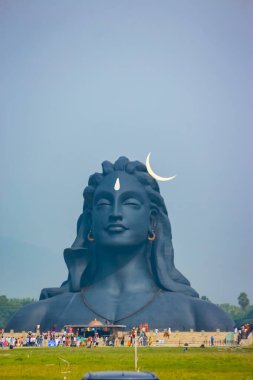 COIMBATORE, INDIA - 26 Aralık 2020: Adiyogi Shiva Heykeli - Isha Yoga 'daki Lord Shiva Heykeli' ni ziyaret ve dua edenler. Editoryal Stok Resimleri