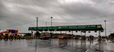 Perambalur, Tamil Nadu, Hindistan - 4 Aralık 2020: Muson yağmurlu günlerinde işlek ibne otoyol geçiş kapısı kontrol noktası. Kamyon ve Otoyol Otobanı Gişe Kapısı.