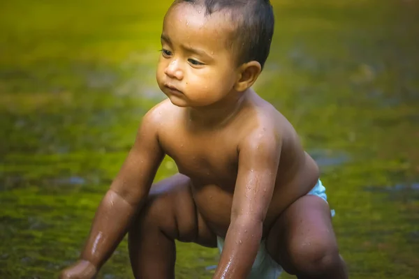 Kleine Schattige Baby Jongen Spelen River Water Portret Van Een — Stockfoto