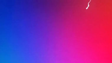 Renkli Arkaplanda Yıldırım Çarpması 4K - Fırtına ve Bulutlarda Çarpıcı Yıldırım - 3D Kusursuz Döngü 4K Animasyon. Alfa Kanalı. Gökyüzü şimşek ve gök gürültüsüyle fırtınalanır..