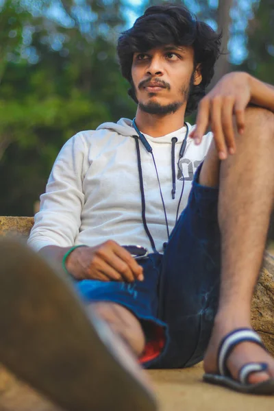 Elegante Sexy Guapo Hombres Posando Blanco Sólido Con Capucha Camisa — Foto de Stock