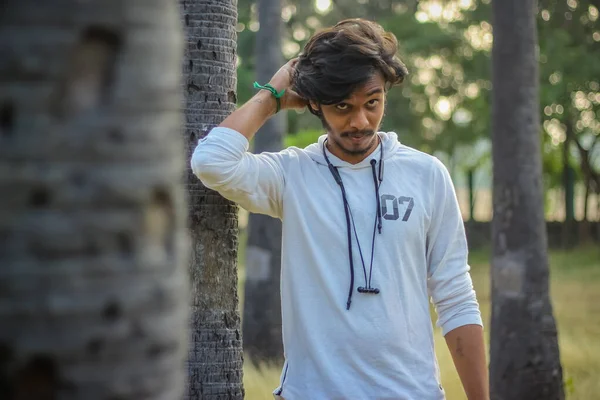 Elegante Sexy Guapo Hombres Posando Blanco Sólido Con Capucha Camisa — Foto de Stock