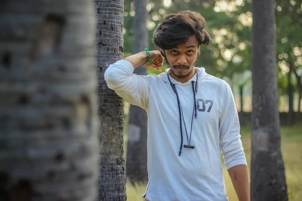 Elegante Sexy Guapo Hombres Posando Blanco Sólido Con Capucha Camisa — Foto de Stock