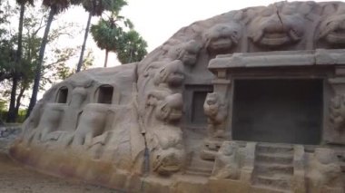 Tiger Cave Rock Tapınağı 4K Stok görüntüleri. UNESCO Dünya Mirası Alanı. Mahabalipuram 'daki Antik Tapınak, Mamallapuram, Tamil Nadu, Hindistan. Pallava Hanedanı