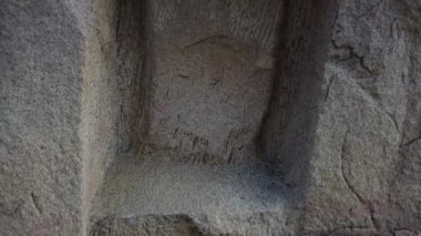 Tiger Cave Rock Tapınağı 4K Stok görüntüleri. UNESCO Dünya Mirası Alanı. Mahabalipuram 'daki Antik Tapınak, Mamallapuram, Tamil Nadu, Hindistan. Pallava Hanedanı