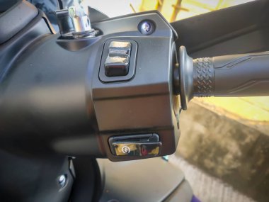 Güç kontrolü ve motorsikleti gaz kontrollü çalıştırmak. Toprak motorun güç anahtarı..