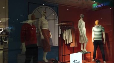 Chennai, Hindistan - 07 Şubat 2021: Gece Yürüyüşü Shooping Mall. Phoenix Market 'teki Giysi Mağazalarının Boş Moda Mağazası. En Son Moda Elbise ve Giysileri Gösteriliyor.