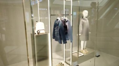 Chennai, Hindistan - 07 Şubat 2021: Gece Yürüyüşü Shooping Mall. Phoenix Market 'teki Giysi Mağazalarının Boş Moda Mağazası. En Son Moda Elbise ve Giysileri Gösteriliyor.