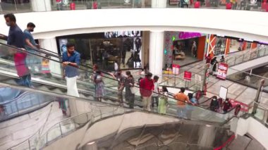 Chennai, Hindistan - 07 Şubat 2021: Chennai Phoenix Alışveriş Merkezi içinde yürüyen merdiven kullanan insanlar. Alışveriş merkezindeki yürüyen merdivendeki müşteriler. Phoenix Market Şehri Chennai 'de..