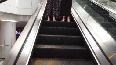 Chennai, Hindistan - 07 Şubat 2021: Chennai Phoenix Alışveriş Merkezi içinde yürüyen merdiven kullanan insanlar. Alışveriş merkezindeki yürüyen merdivendeki müşteriler. Phoenix Market Şehri Chennai 'de..