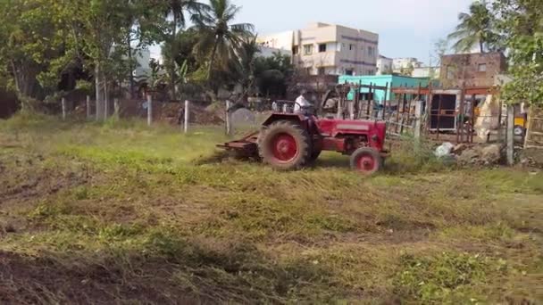 Chennai Indie Února 2021 Senior Farmář Používá Starý Traktor Orání — Stock video