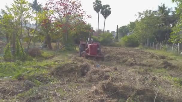 Chennai India Februari 2021 Petani Senior Menggunakan Traktor Tua Untuk — Stok Video