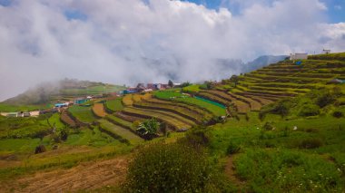 Kookal Köyü Bulutların Üzerinde Görünüyor. Kodaikanal yakınlarındaki güzel kookal köyü, Tamilnadu, Hindistan