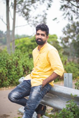 Dışarıda poz veren yakışıklı sakallı adam. Erkek Model Resimleri.