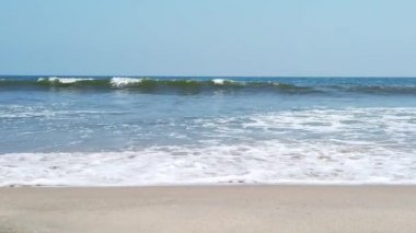 Kumsaldan geçen güzel deniz dalgaları yavaş hareket ediyor. Seascape Stok Görüntüsü.