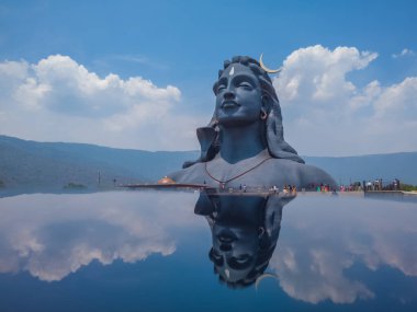 COIMBATORE, INDIA - 20 Mart 2021: Adiyogi Shiva Heykeli Yansıması - İnsanlar Isha Yoga 'daki Lord Shiva Heykelini Ziyaret Ediyor ve Dua Ediyor. Editoryal Stok Resimleri