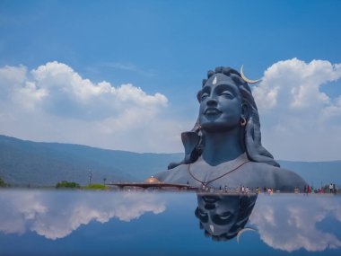 COIMBATORE, INDIA - 20 Mart 2021: Adiyogi Shiva Heykeli Yansıması - İnsanlar Isha Yoga 'daki Lord Shiva Heykelini Ziyaret Ediyor ve Dua Ediyor. Editoryal Stok Resimleri