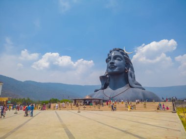 COIMBATORE, INDIA - 20 Mart 2021: Adiyogi Shiva Heykeli - Isha Yoga 'daki Lord Shiva Heykeli' ni ziyaret ve dua edenler. Editoryal Stok Resimleri